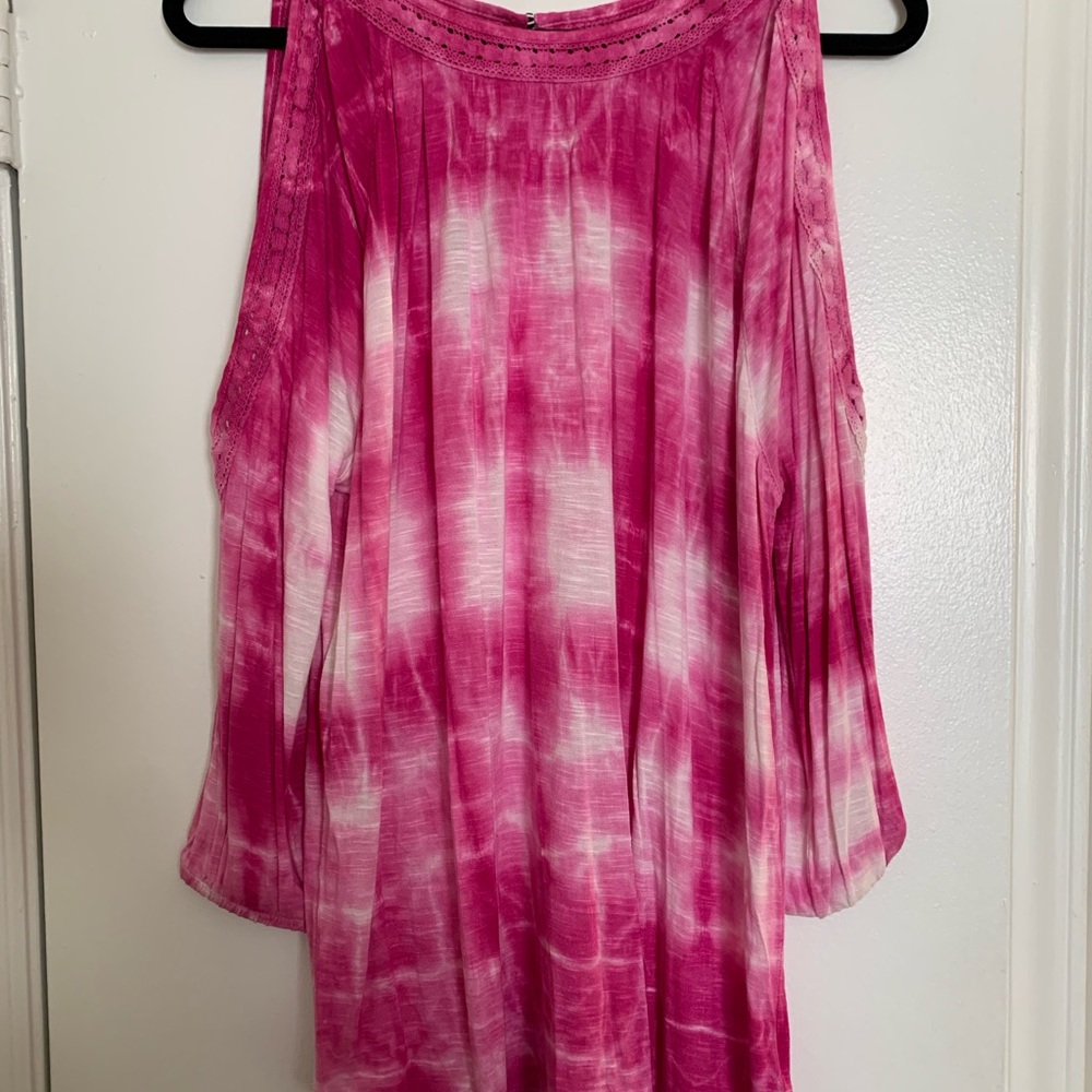 Light long sleeve pink shirt with shoulder cut outs.